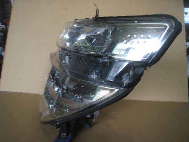 Left Headlight NISSAN Elgrand 2002 UA-E51 — photo 3