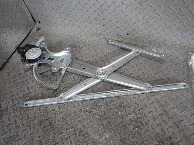 Front Right Door Regulator MITSUBISHI Colt 2004 UA-Z25A MN105470 — photo 2