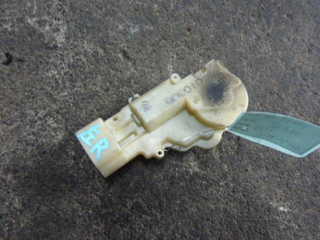 Rear Left Door Lock Actuator TOYOTA Vitz 2001 TA-SCP10 — photo 1