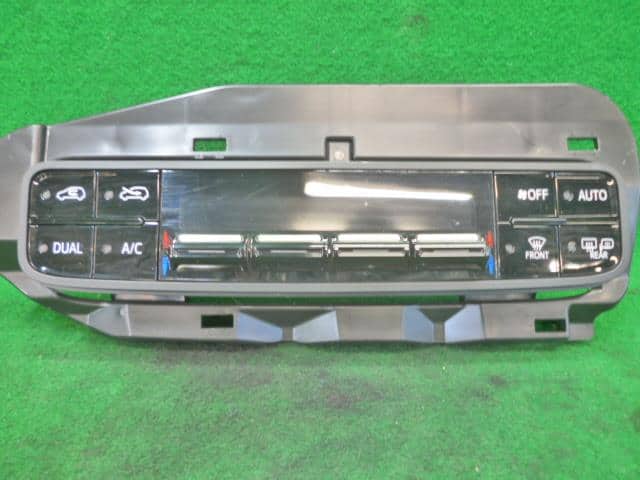 A/C Control Panel TOYOTA Auris 2016 DAA-ZWE186 — photo 2