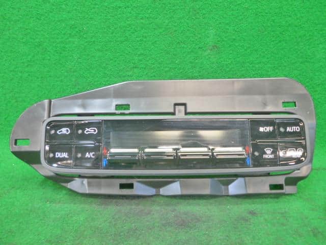 A/C Control Panel TOYOTA Auris 2016 DAA-ZWE186 — photo 1