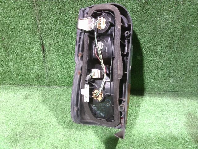 Right Tail Light TOYOTA Hiace 2001 GF-RZH101 — photo 2