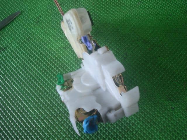 Front Left Door Lock Actuator NISSAN Gloria 2002 TA-HY34 — photo 4