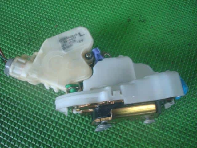Front Left Door Lock Actuator NISSAN Gloria 2002 TA-HY34 — photo 1