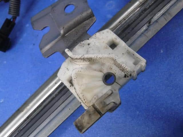 Front Right Door Regulator NISSAN Presage 2003 UA-TNU31 — photo 3