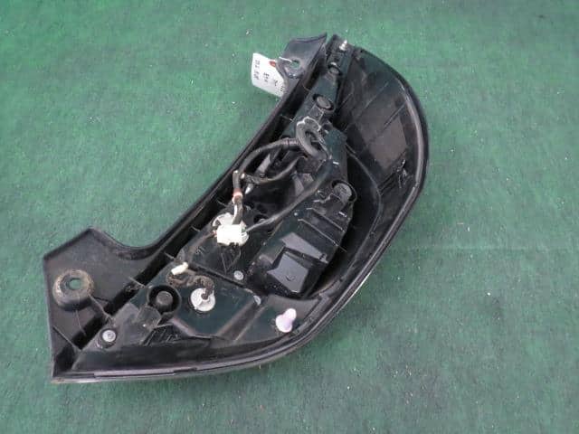 Left Tail Light TOYOTA Aqua 2015 DAA-NHP10 — photo 3