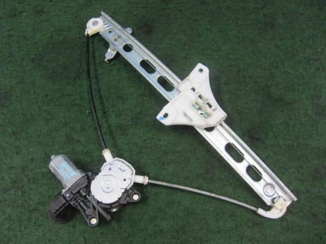Front Left Door Regulator SUZUKI Swift 2011 DBA-ZC72S 8340271L00 — photo 1