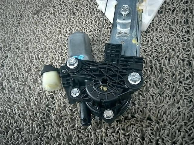 Front Right Door Regulator SUZUKI Wagon R 2014 DBA-MH34S 8340172M00 — photo 3