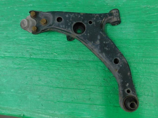 Front Right Lower Control Arm TOYOTA Sprinter Trueno 1998 GF-AE111 — photo 2
