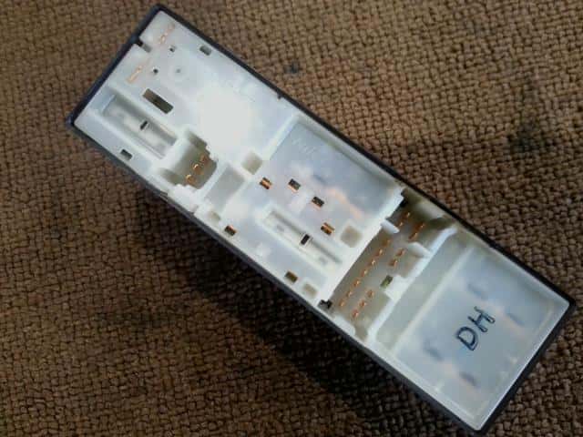 Power Window Switch NISSAN March 2011 DBA-K13 — photo 2