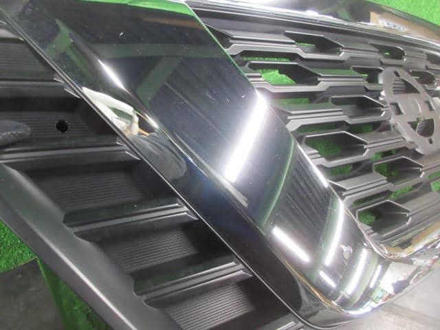 Radiator Grille NISSAN Nv350 — photo 2