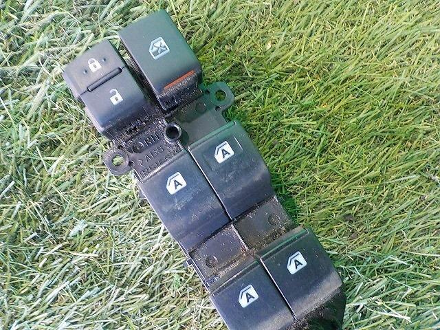 Power Window Switch TOYOTA Noah 2015 DAA-ZWR80 — photo 3