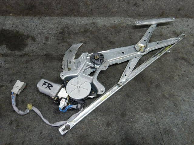 Front Right Door Regulator HONDA Step Wagon 2003 UA-RF8 72211S7S003 — photo 1