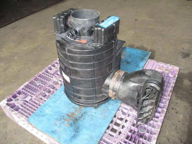 Air Cleaner Assembly ISUZU ISUZU LARGESIZE CAR 2001 KL-CYZ73P3 1142107651 — photo 1