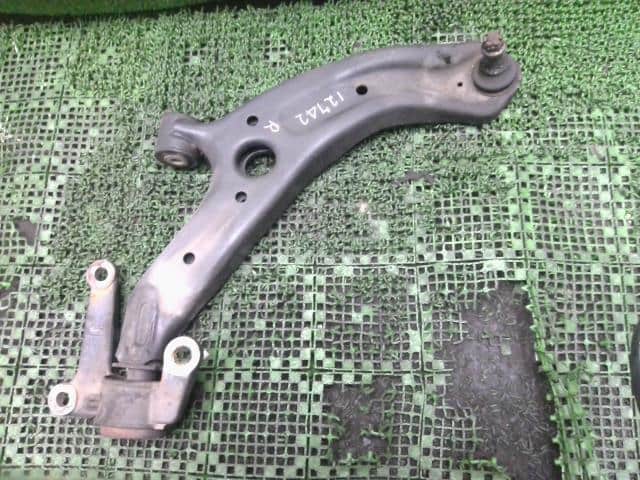 Front Right Lower Control Arm HONDA Airwave 2005 DBA-GJ1 — photo 1