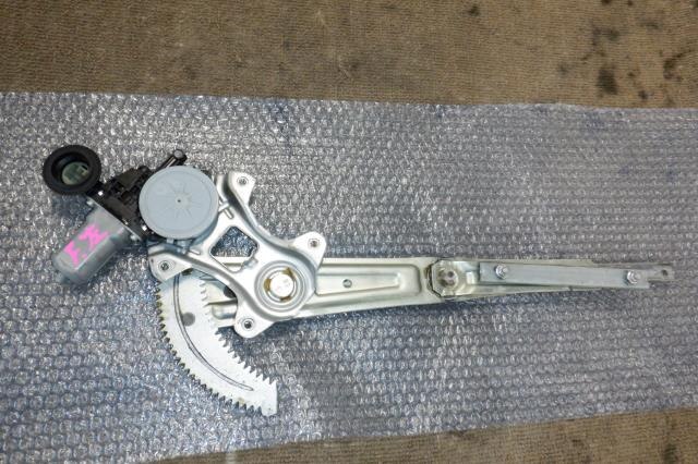 Front Left Door Regulator TOYOTA Passo 2010 DBA-KGC35 — photo 1