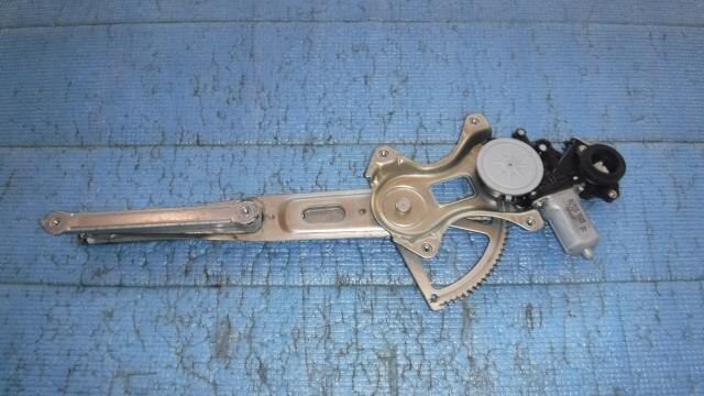 Front Right Door Regulator TOYOTA Ractis 2009 CBA-NCP105 — photo 1