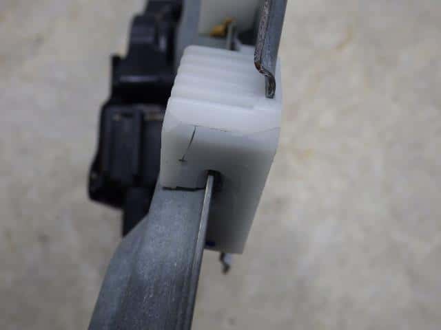 Front Right Door Regulator PEUGEOT 308 2012 ABA-T7W5F02 — photo 6