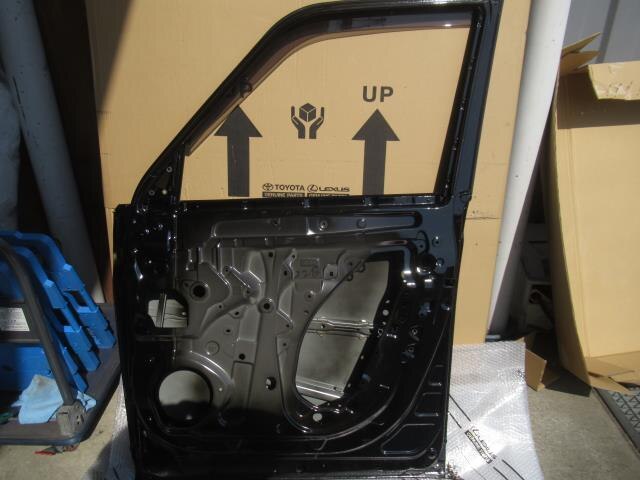 Front Right Door Panel TOYOTA Noah 6AA-ZWR90 — photo 7