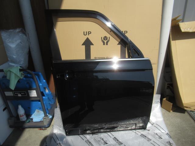 Front Right Door Panel TOYOTA Noah 6AA-ZWR90 — photo 1
