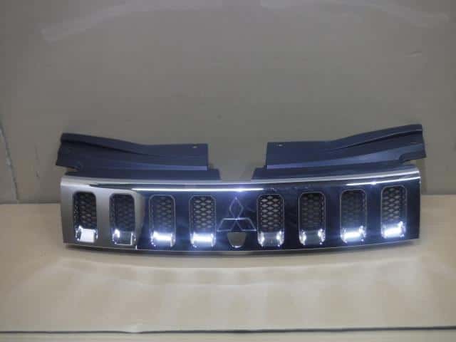 Radiator Grille MITSUBISHI Delica D5 2009 DBA-CV5W — photo 1