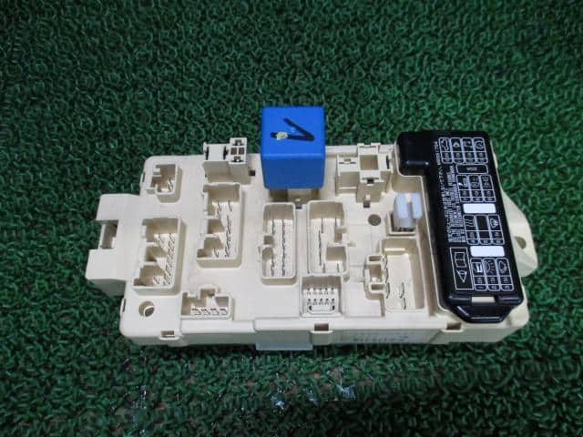 Fuse Box MITSUBISHI Minicab 2004 GBD-U61 — photo 1