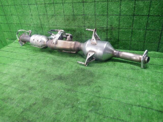 Front Exhaust Pipe TOYOTA Prius 2016 DAA-ZVW55 — photo 2
