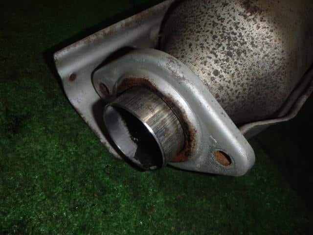 Front Exhaust Pipe NISSAN JUKE 2013 CBA-NF15 — photo 3