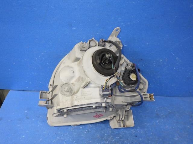 Right Headlight TOYOTA Sienta 2008 DBA-NCP81G — photo 3