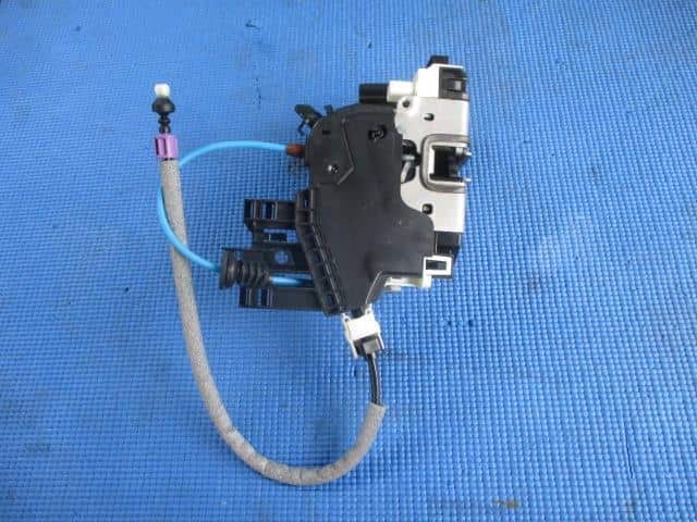 Door Lock Solenoid MERCEDES-BENZ Benz a class 2017 DBA-176042 A1667200235 — photo 1