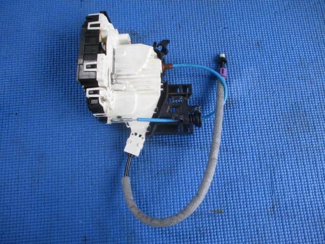 Door Lock Solenoid MERCEDES-BENZ Benz a class 2017 DBA-176042 A1667200235 — photo 2