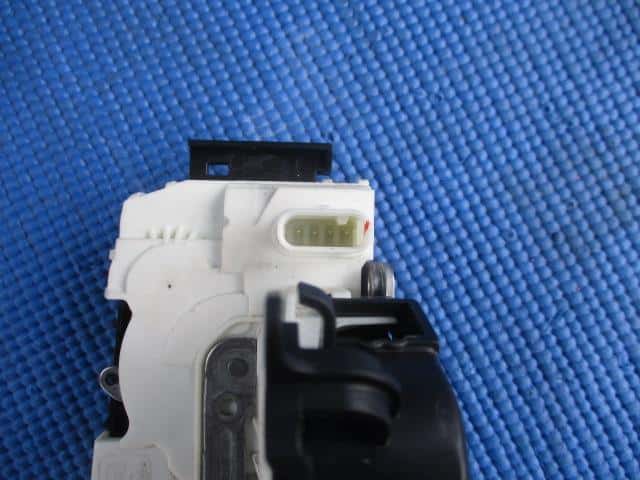 Door Lock Solenoid MERCEDES-BENZ Benz a class 2017 DBA-176042 A1667200235 — photo 5
