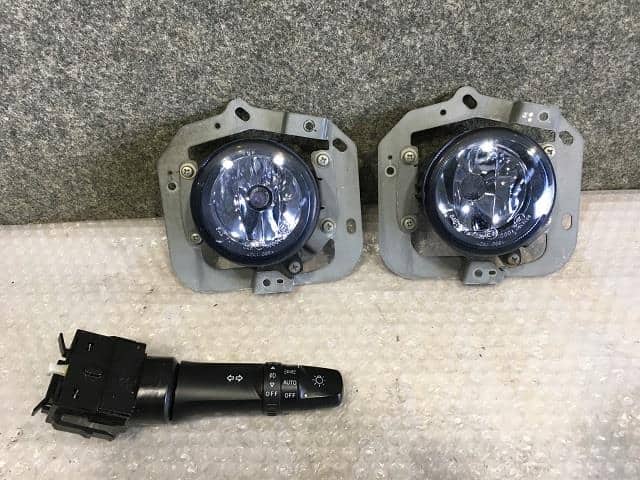 Right Fog Light MITSUBISHI Delica D5 2010 DBA-CV4W — photo 1