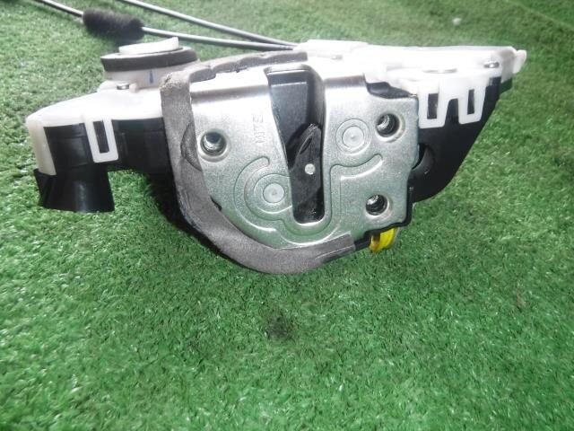 Front Left Door Lock Actuator TOYOTA Prius 2012 DAA-ZVW30 — photo 5
