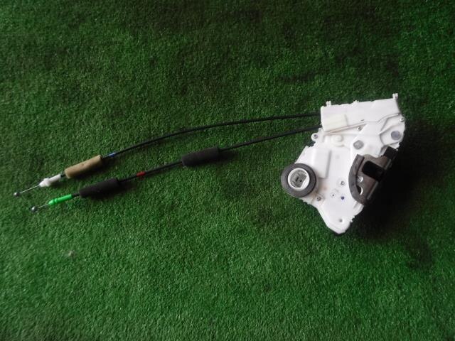 Front Left Door Lock Actuator TOYOTA Prius 2012 DAA-ZVW30 — photo 2