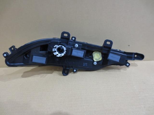 Right Tail Light TOYOTA Harrier 2020 6BA-MXUA80 — photo 2