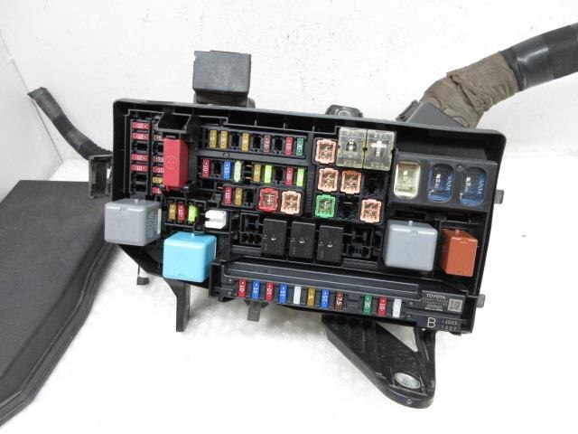 Fuse Box TOYOTA Noah 2014 DAA-ZWR80 — photo 3