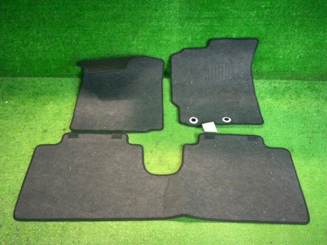 Floor Mat TOYOTA Vitz 2011 DBA-NSP130 — photo 2
