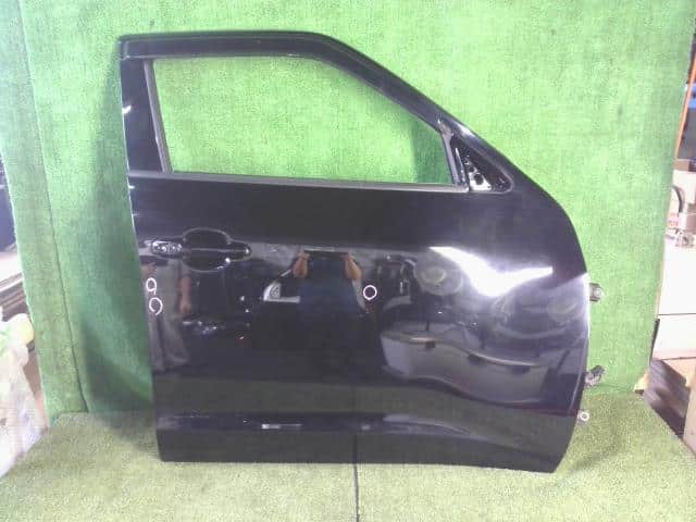 Front Right Door Assembly NISSAN JUKE 2014 CBA-F15 — photo 1