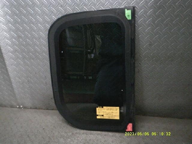 Side Windshield DAIHATSU Tanto 2015 DBA-LA610S — photo 3