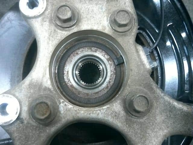 Front Left Knuckle Hub Assembly TOYOTA Crown 2014 DAA-AWS211 4320230050 — photo 3