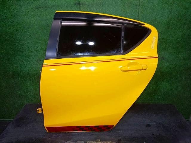 Rear Left Door Assembly TOYOTA Aqua 2012 DAA-NHP10 — photo 1