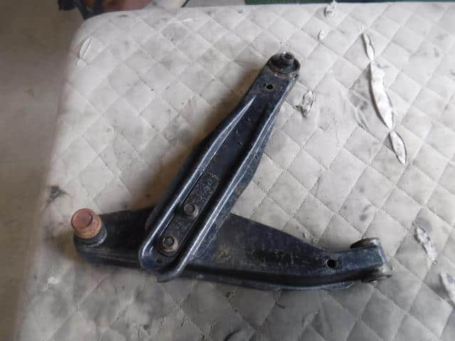 Front Right Lower Control Arm SUBARU Sambar 2002 LE-TV2 — photo 1