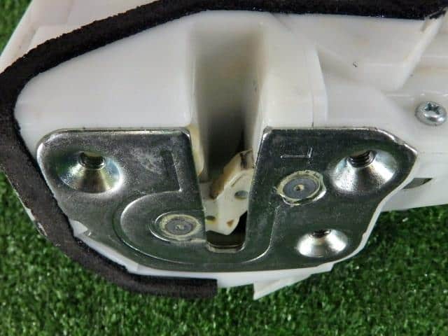 Rear Left Door Lock Actuator MAZDA Axela 2011 DBA-BLFFW BBM473310A — photo 5