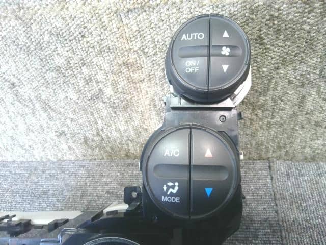 A/C Control Panel HONDA Fit Shuttle 2013 DBA-GG7 — photo 2