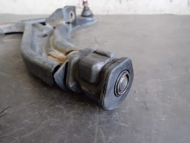Front Right Lower Control Arm HONDA Vamos 2004 ABA-HM2 — photo 3
