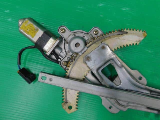 Front Left Door Regulator NISSAN Laurel 1999 E-HC35 — photo 3