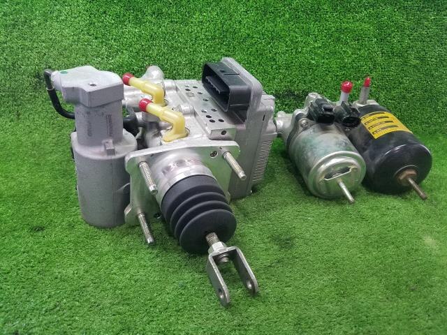 Brake Master Cylinder TOYOTA Prius 2009 DAA-ZVW30 — photo 1