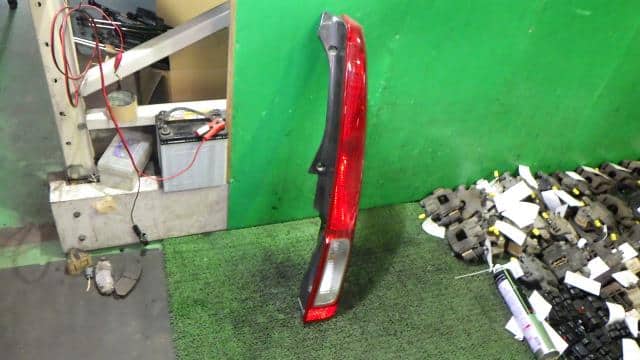 Right Tail Light DAIHATSU Move 2005 DBA-L150S — photo 4