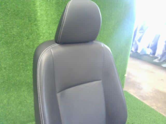 Driver's Seat TOYOTA Aqua 2013 DAA-NHP10 — photo 3
